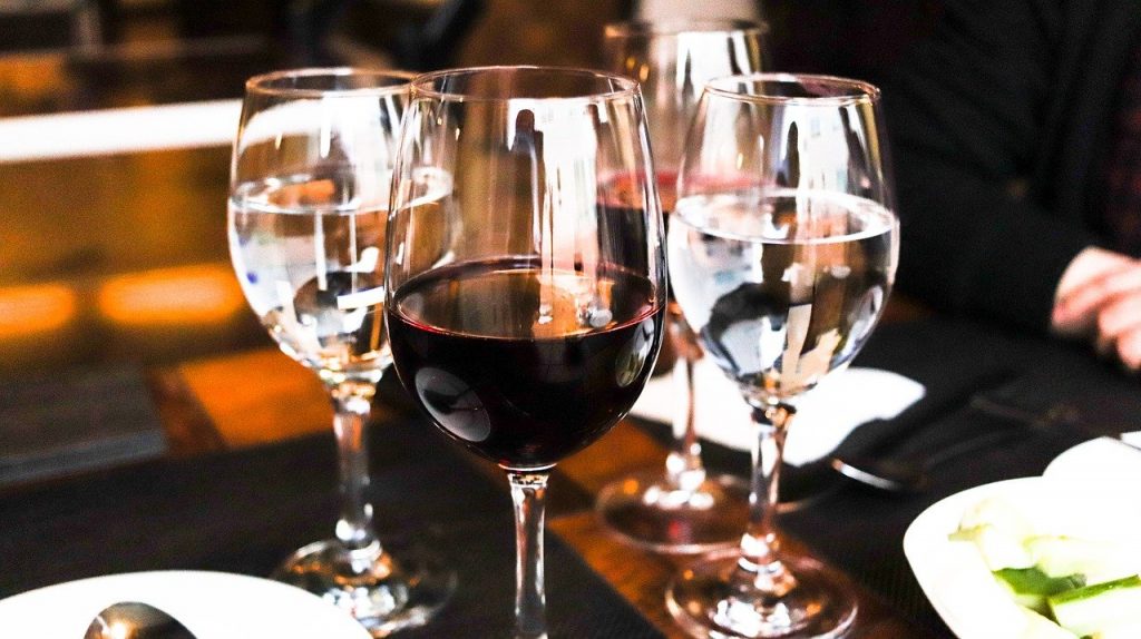 テーブルに並ぶグラスワイン