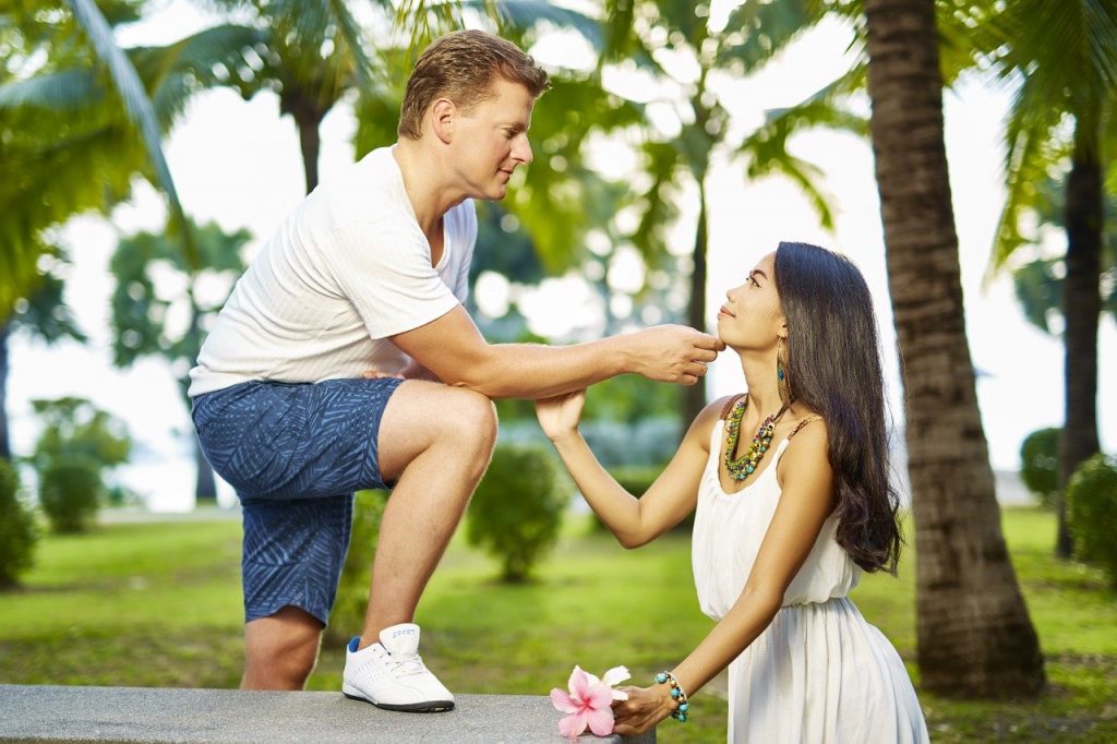 男性と女性が見つめ合う図